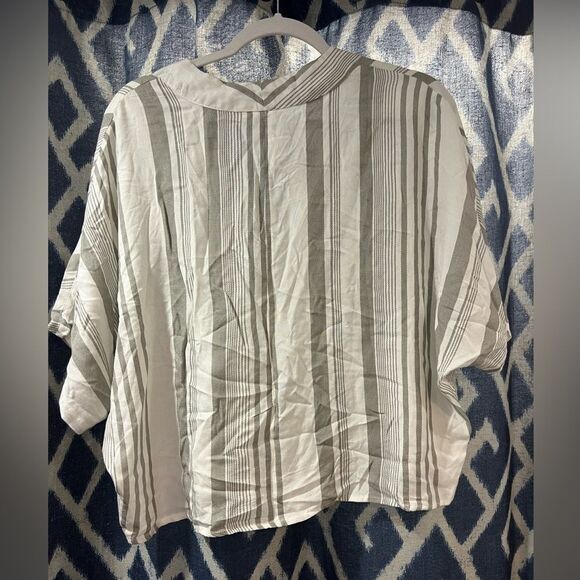 Sim and Sam Gray and White Top Size L - Picture 3 of 4